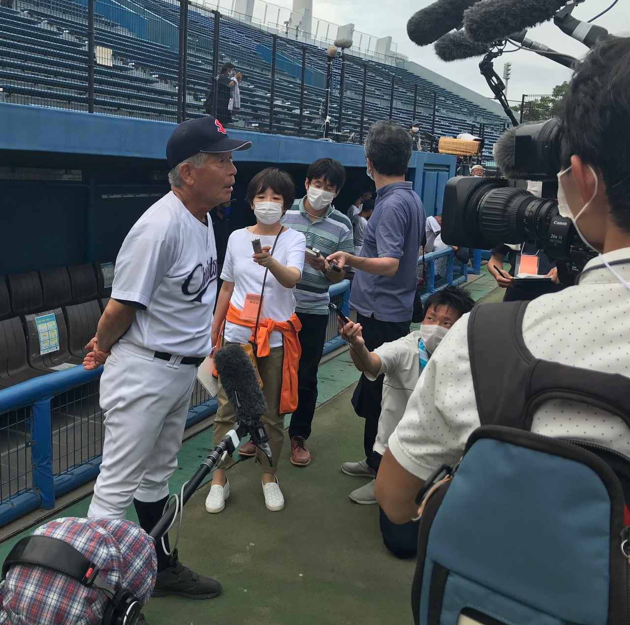 画像: カメラの前でコメントする聖隷クリストファーの上村敏正監督