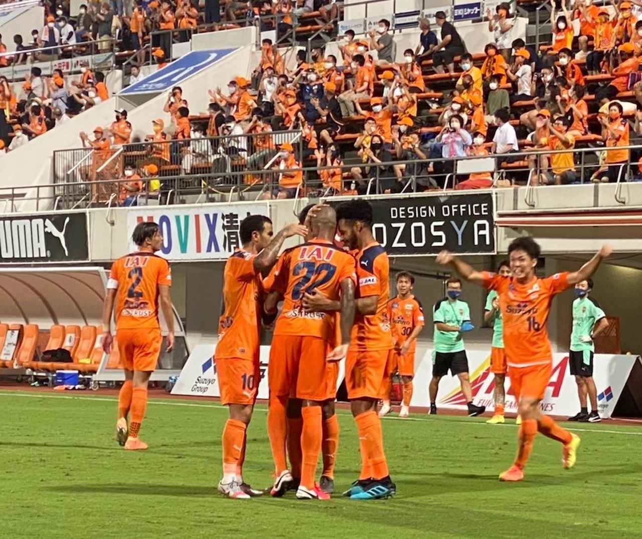 画像: 勝ち越しゴールを決めたヘナト(背番号22)を祝福する清水の選手たち