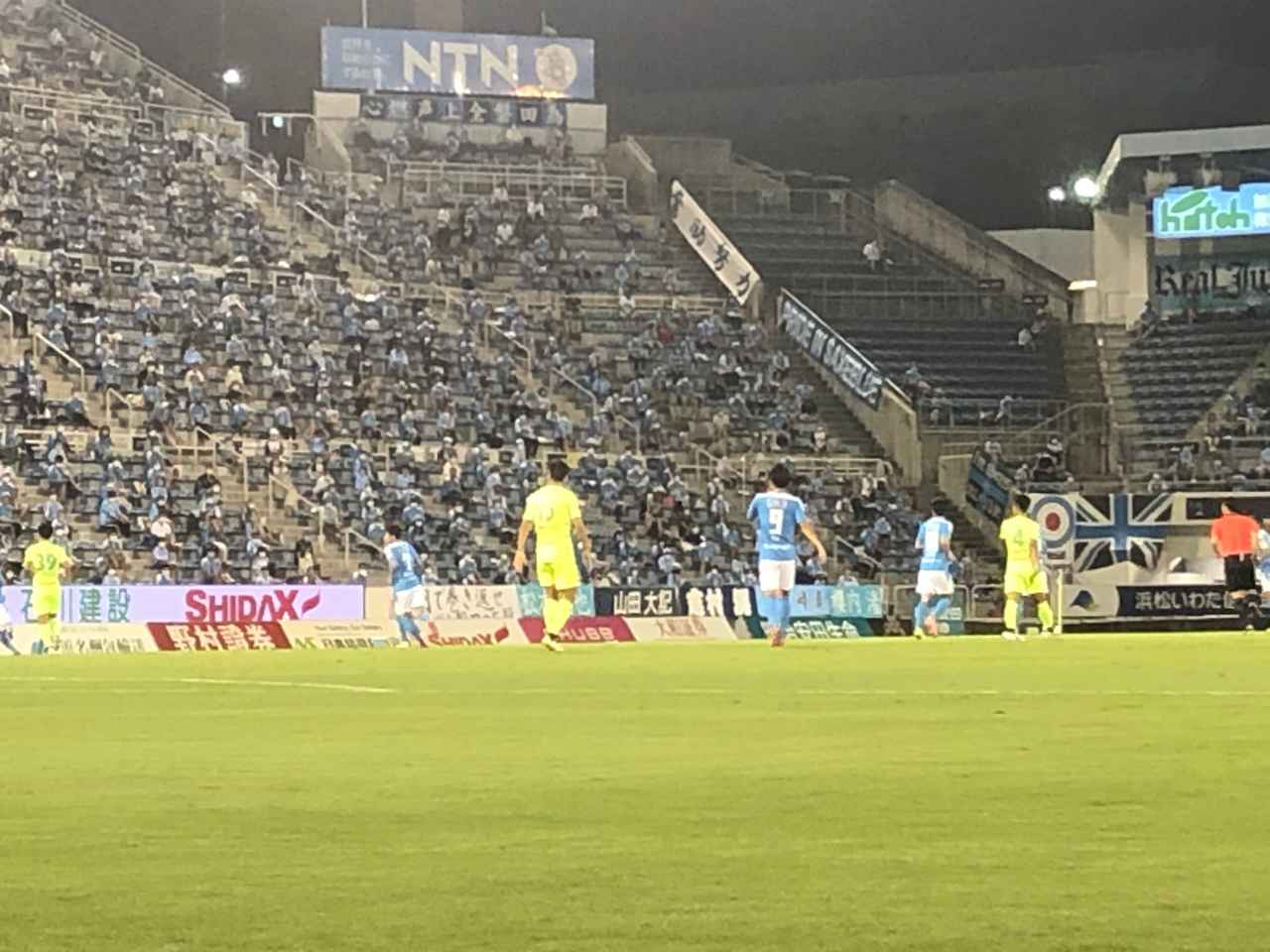 画像: 日中の暑さが残る中、プレーした磐田と千葉の選手たち