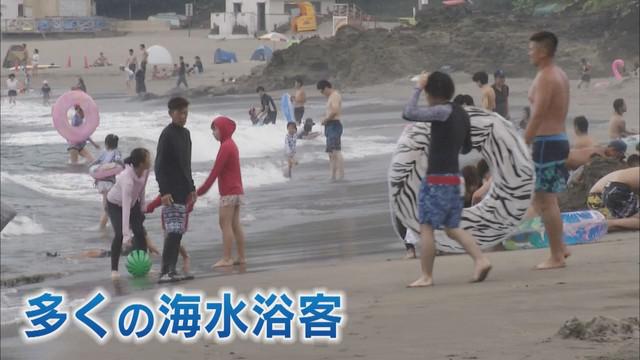 画像3: 海水浴場「閉鎖」でも詰めかける多くの人々　ライフセーバー「もしもの時は最善尽くす」　静岡・河津町