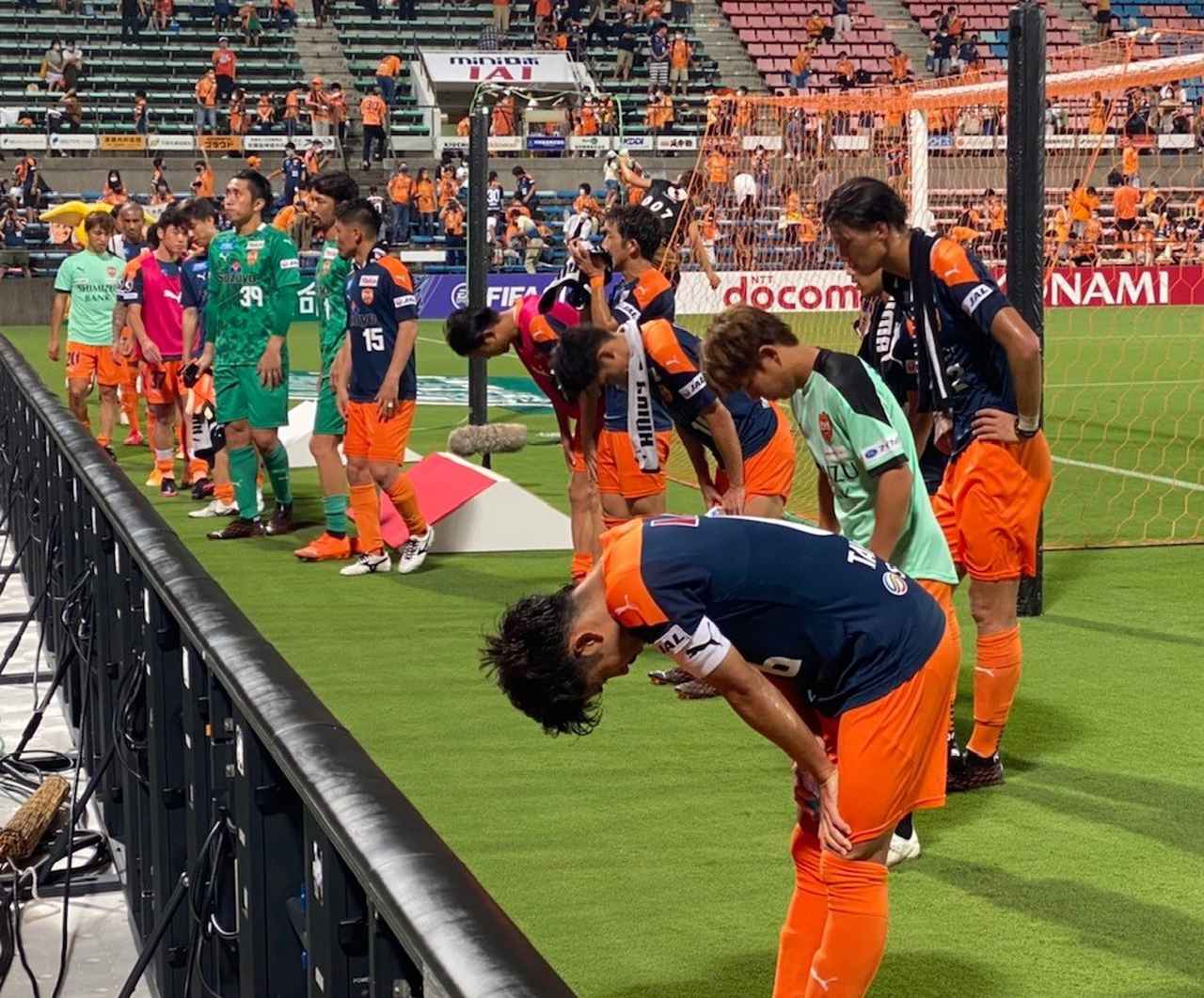 画像: 観客に向けて深々と頭を下げる清水エスパルスの選手たち