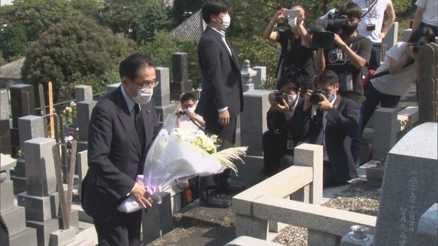 画像: 望月氏の墓前に誓う岸田氏
