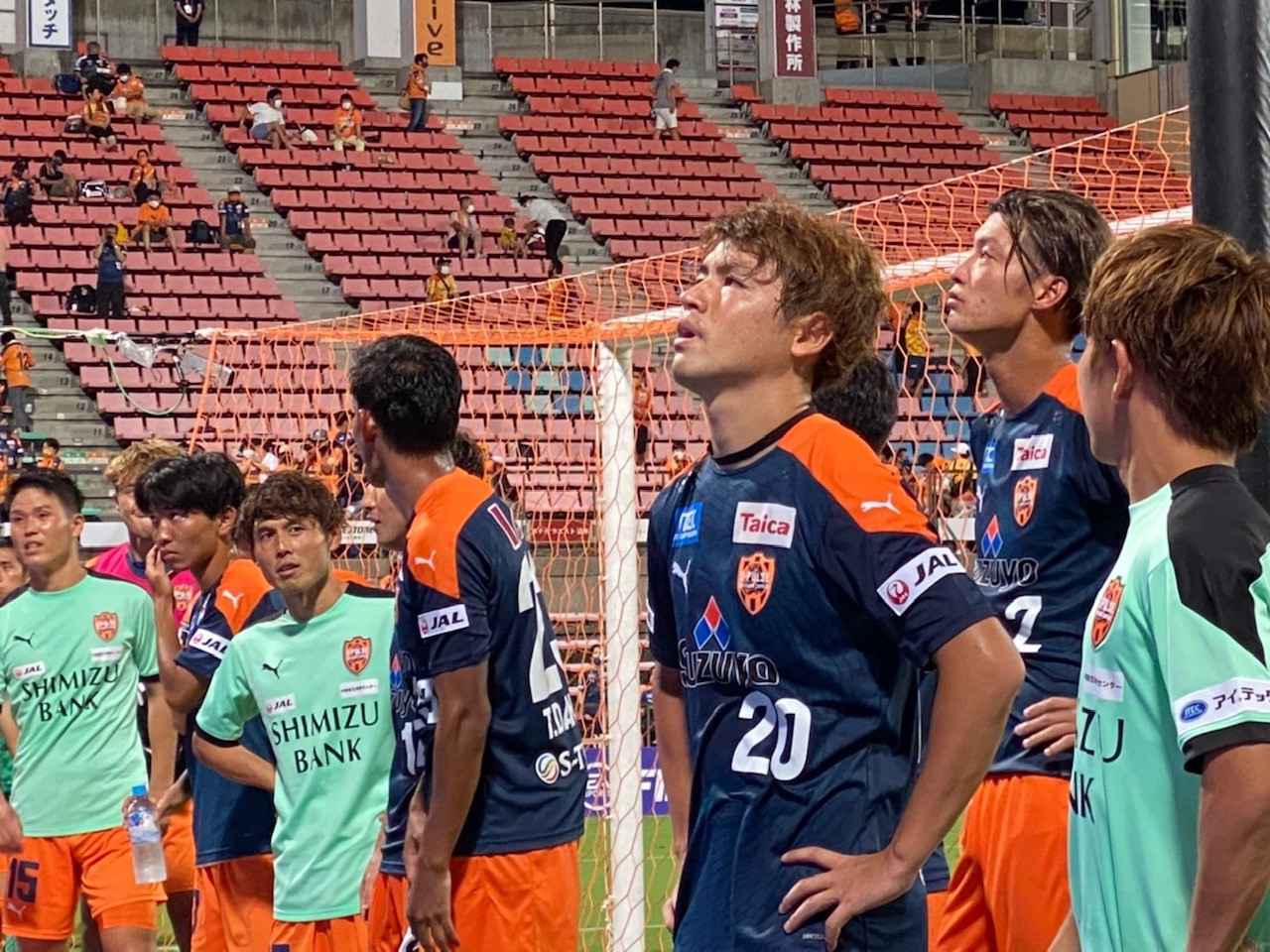 画像: 試合終了後、スタンドの観客を神妙な表情で見つめる清水エスパルスの選手たち