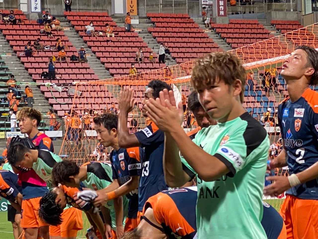 画像: 鹿島アントラーズ戦後、観客に頭を下げる清水エスパルスの選手たち