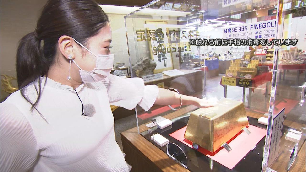 画像: 金塊に触れる松田アナ