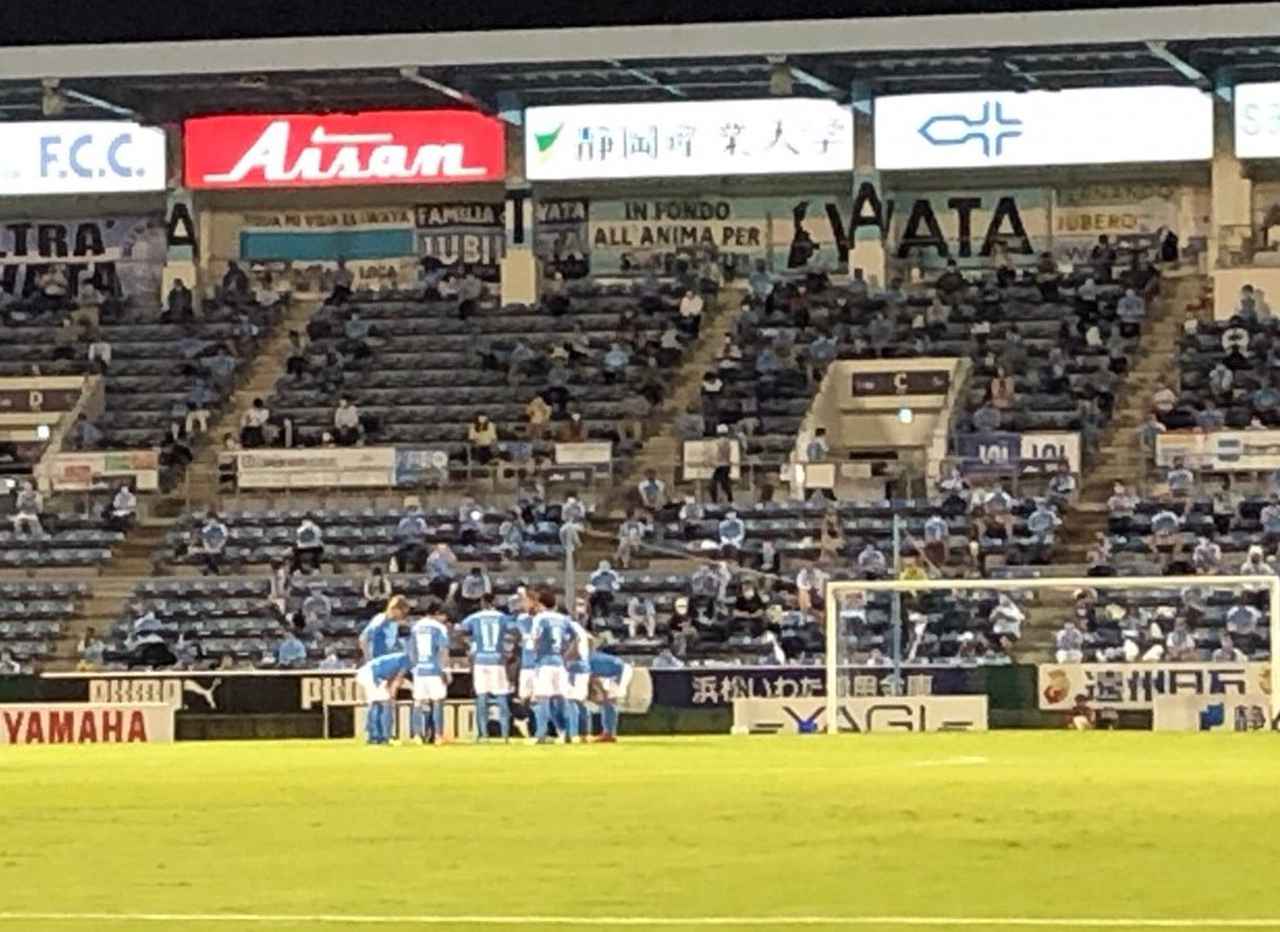 画像: 試合開始前、円陣を組むジュビロ磐田イレブン
