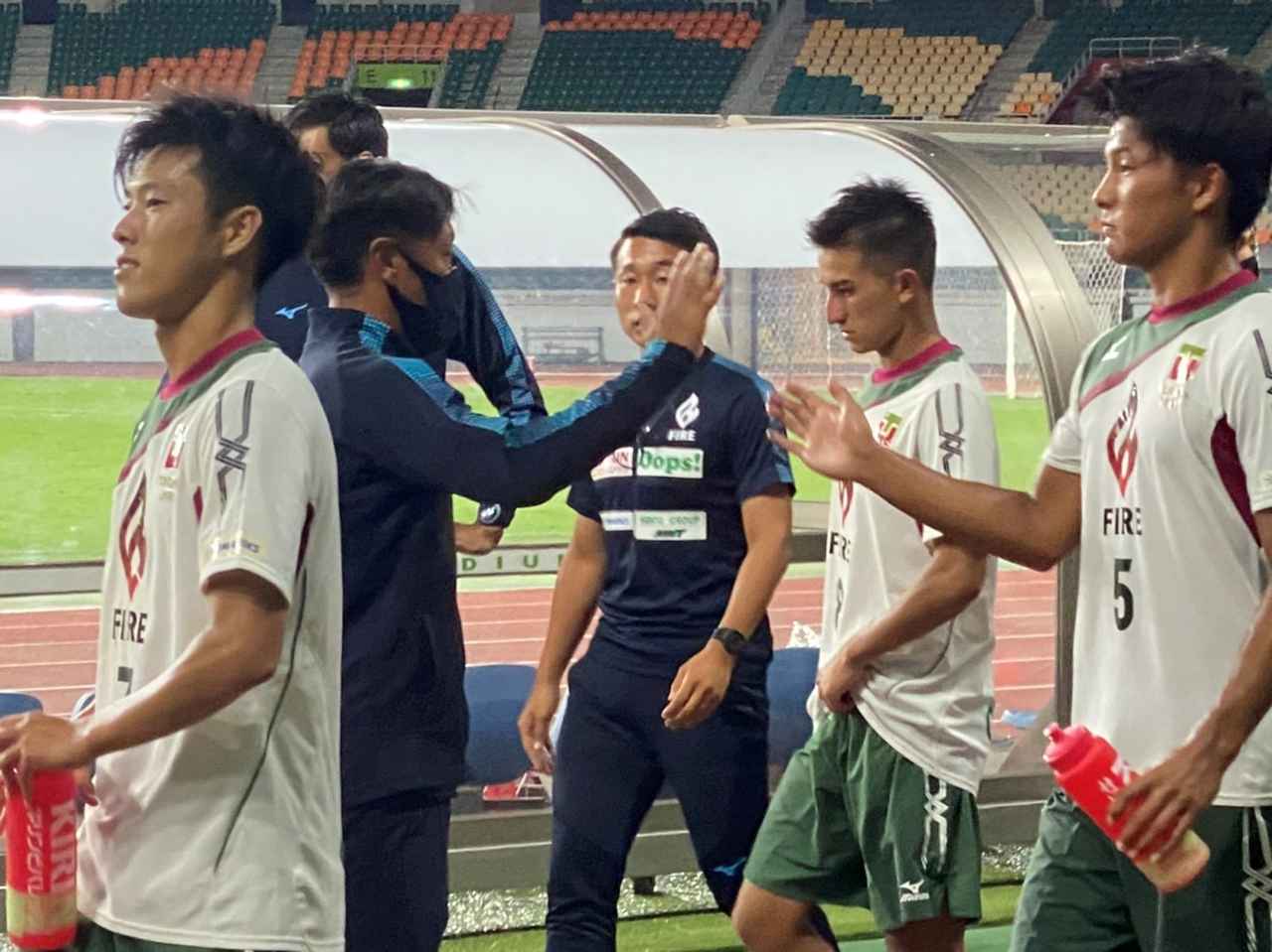 画像: 試合後、選手たちを称える常葉大の澤登正朗監督(左から2人目)