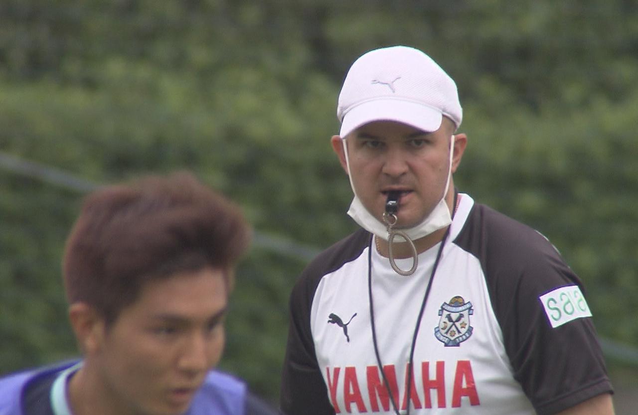画像: 練習で選手の動きを見るジュビロ磐田のフベロ監督