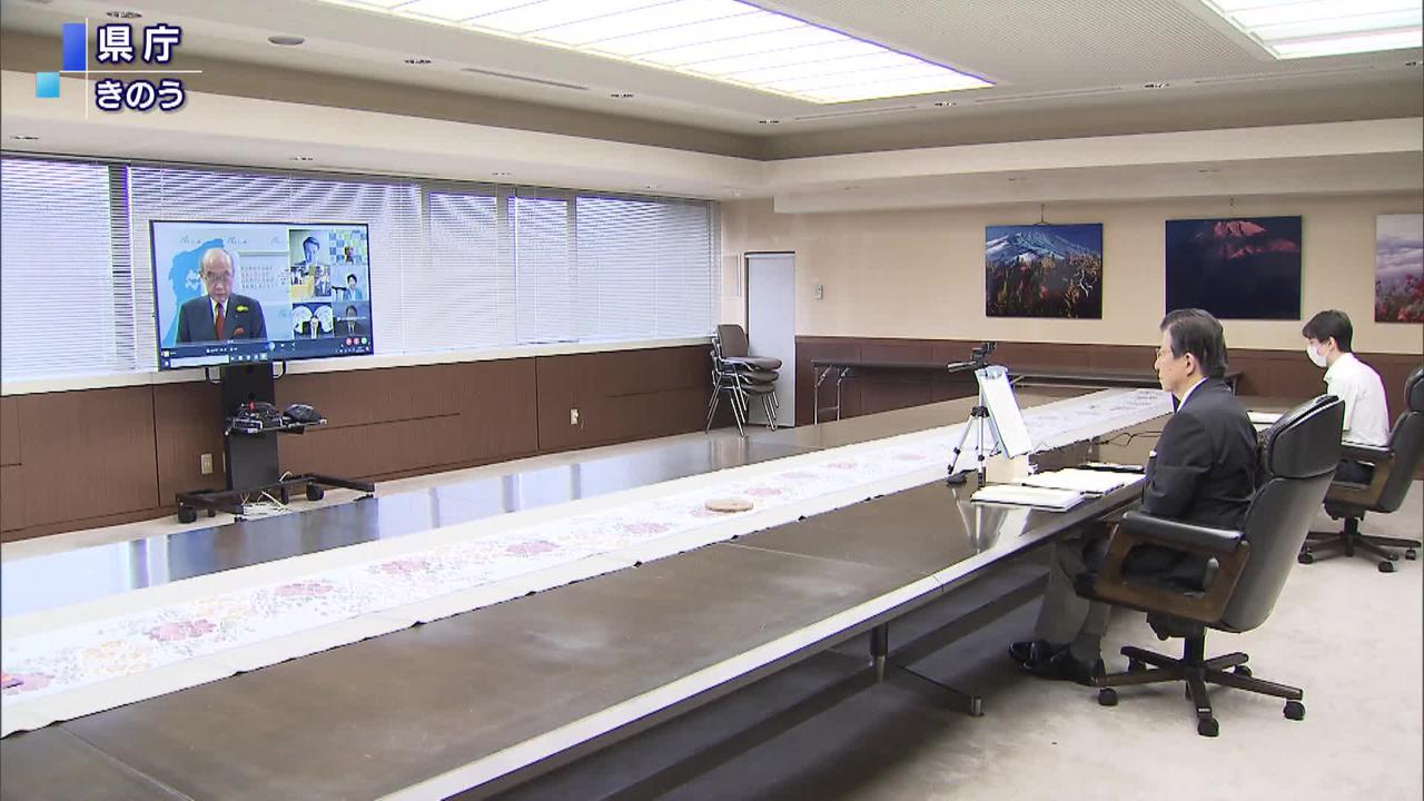画像: 全国知事会にオンラインで参加した静岡県の川勝平太知事（手前）