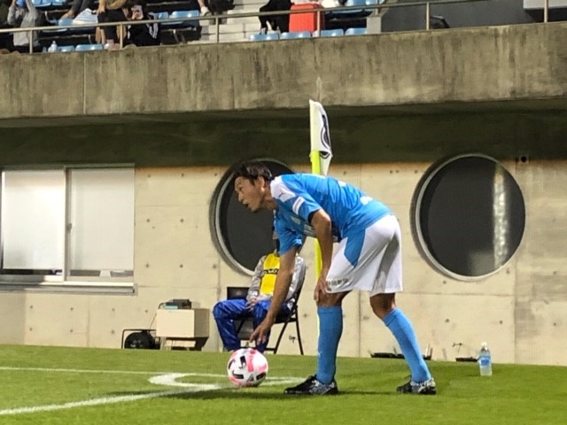 画像: 後半2分、ジュビロ磐田の決勝点につながるCKを放つ直前の遠藤保仁
