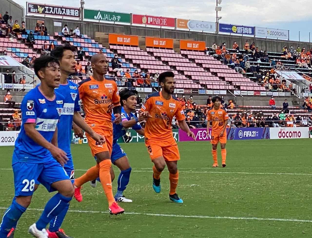 画像: CKから先制ゴールをヘッドで決めた清水エスパルスDFヴァウド(中央)