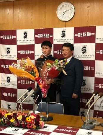 画像: ドラフト指名直後、涙目で記念写真に納まる静岡商の高田琢登(左)と監督で父の晋松さん