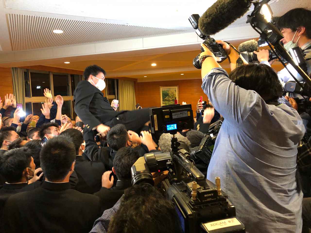 画像: 指名され胴上げされる高田選手