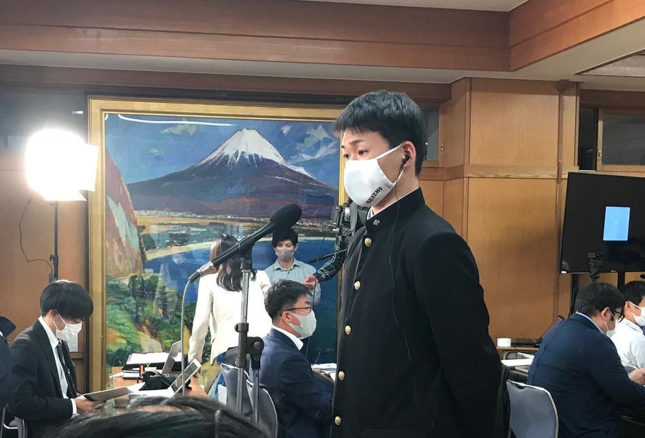 画像: ドラフト会議前、緊張する静岡商の高田琢登投手