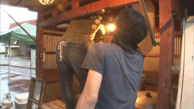 画像: 常連客の手助けで…