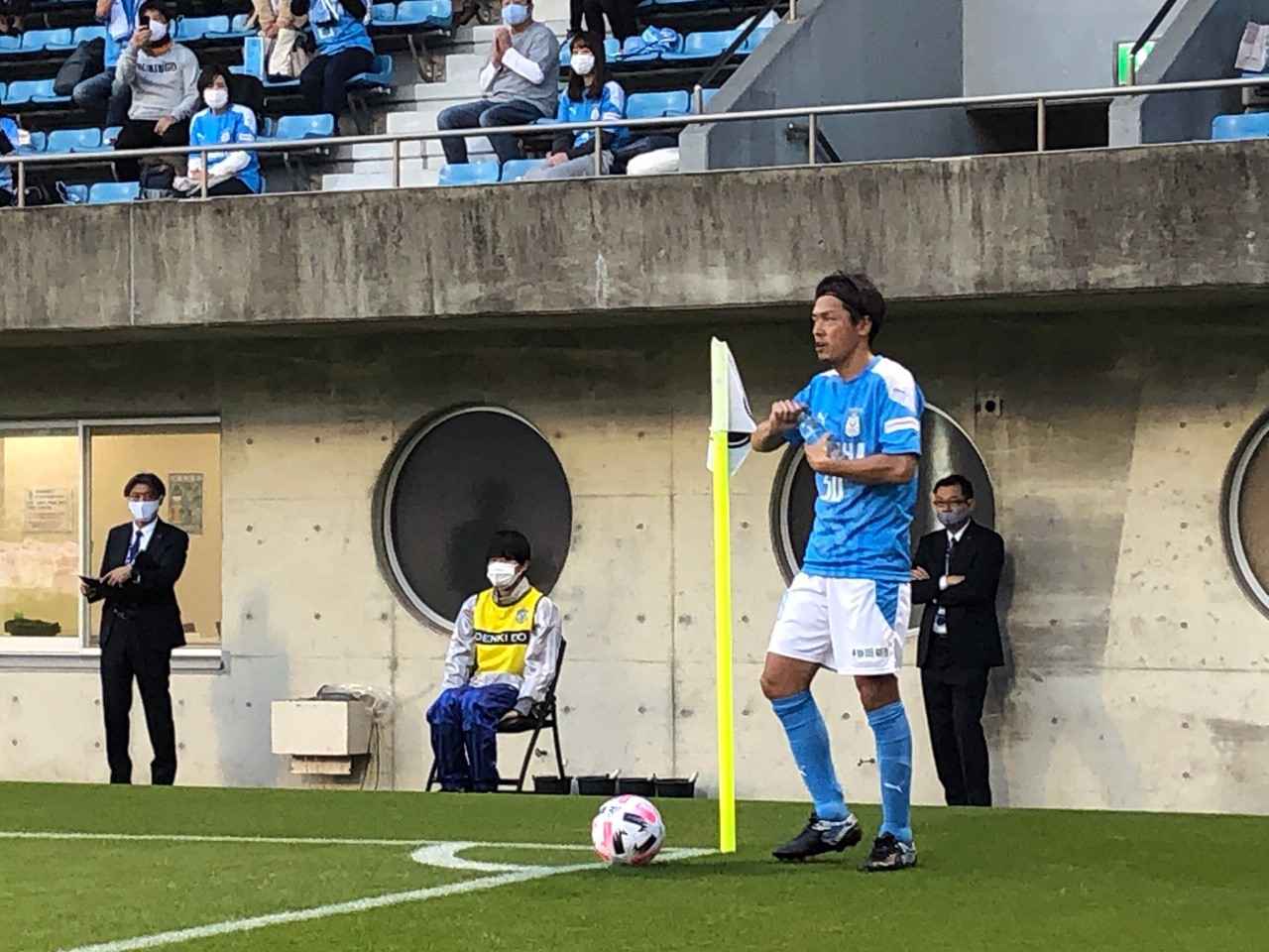 画像: CKを放つ前に水を飲むジュビロ磐田MF遠藤保仁