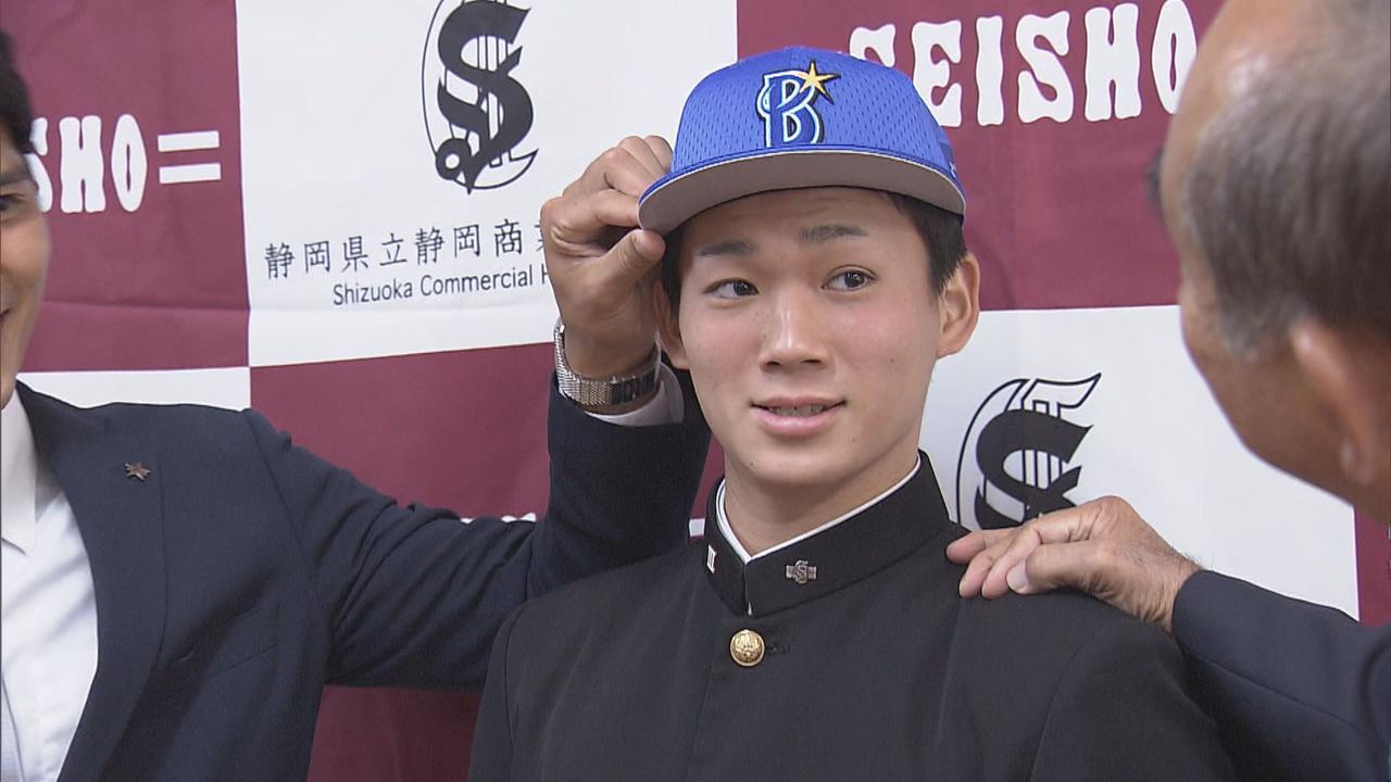 画像: DeNAの帽子をかぶる高田投手