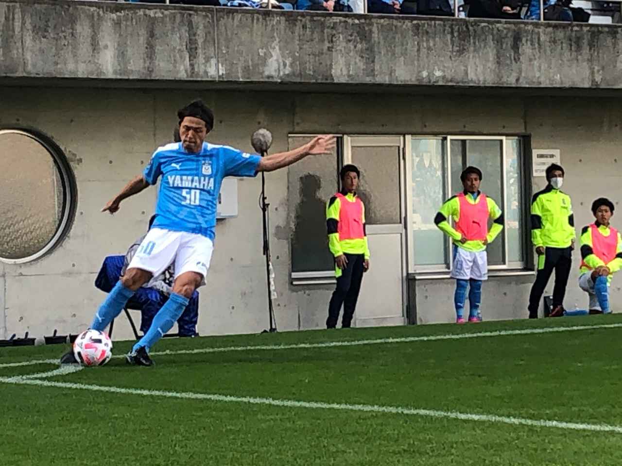 画像: 右CKを放つ磐田MF遠藤保仁