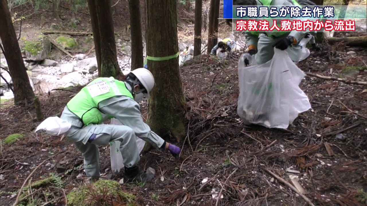 画像: 土砂流出問題で市の職員が除去作業 youtu.be