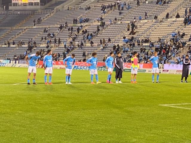 画像: 試合後、スタンドのサポーターにあいさつする磐田の選手たち