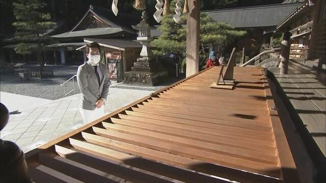 画像: 密を避けるため賽銭箱も長く