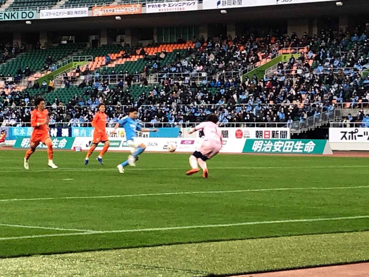画像: 前半、敵陣に攻め込む磐田