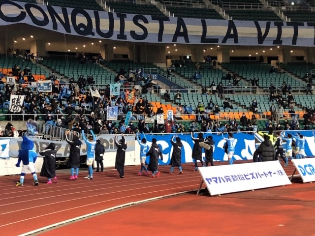 画像: 今季ホーム最終戦後、サポーターにあいさつするジュビロ磐田の選手たち