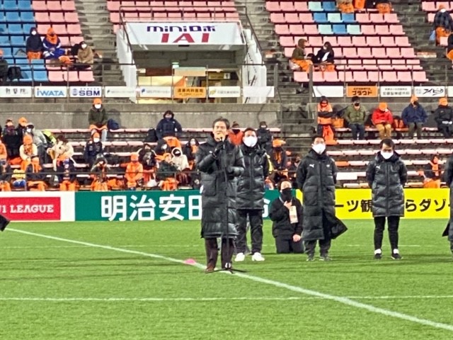 画像: ホーム最終戦後、今季の結果を謝罪する清水エスパルス山室晋也社長