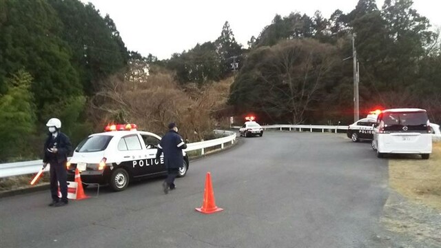 画像: 現場付近を規制する警察官 静岡・島田市
