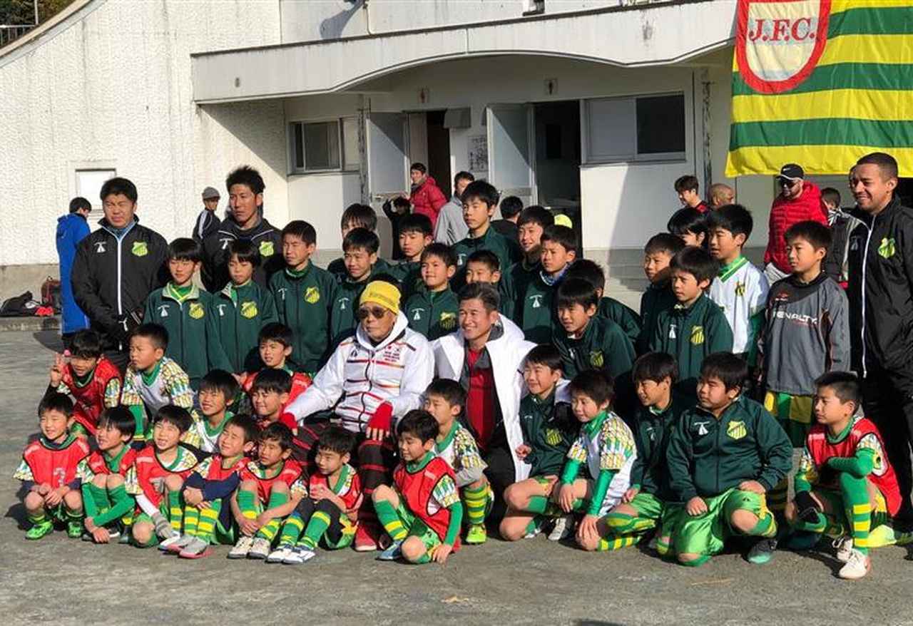 画像: 2020年1月2日に行われた静岡城内FCの初蹴りには、カズ(中央)も参加して記念撮影