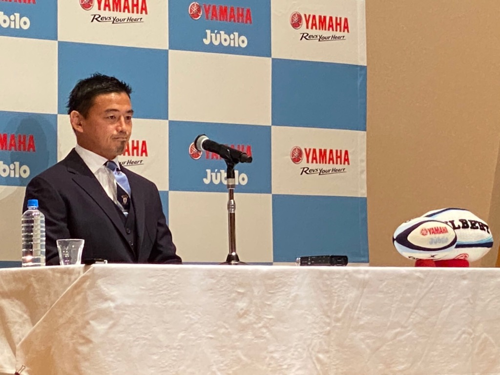 画像: 昨年12月16日、会見で今季限りでの引退を報告したヤマハ発動機FB五郎丸歩