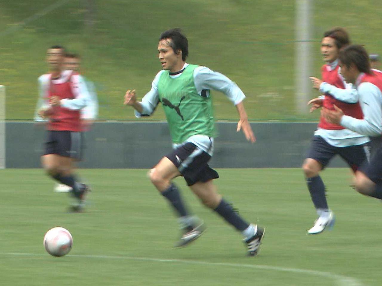画像: 2008年５月、磐田の練習でドリブルする前田遼一