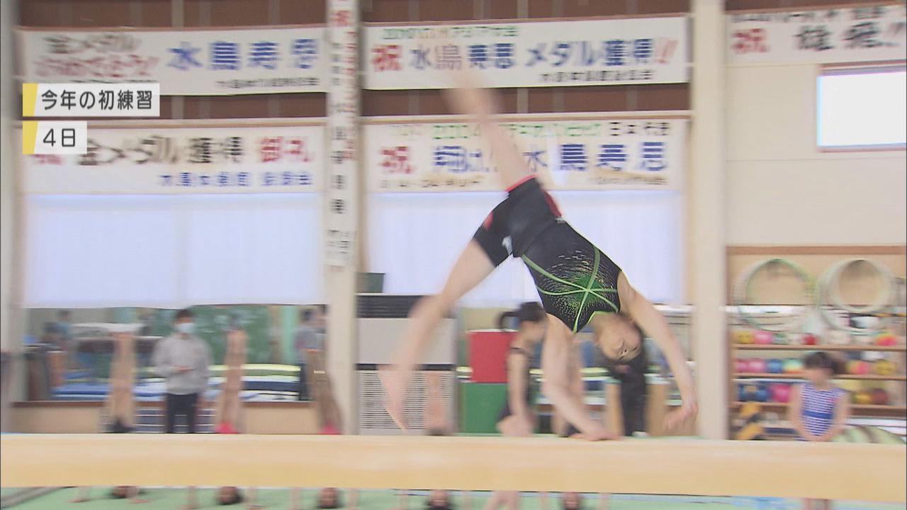 画像: 平均台で演技する芦川うらら