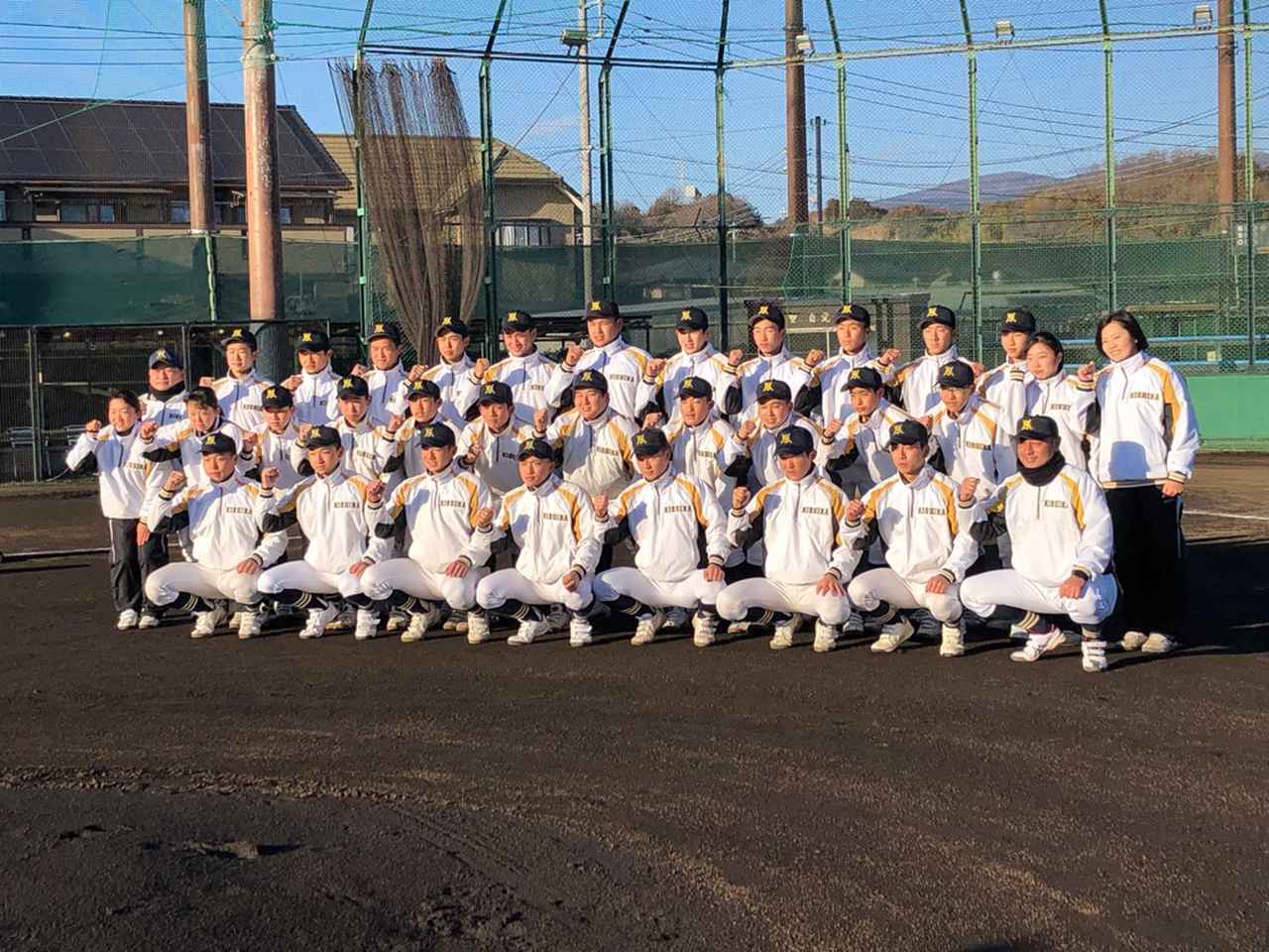 画像: センバツ初出場決定を喜ぶ三島南の選手とマネジャー