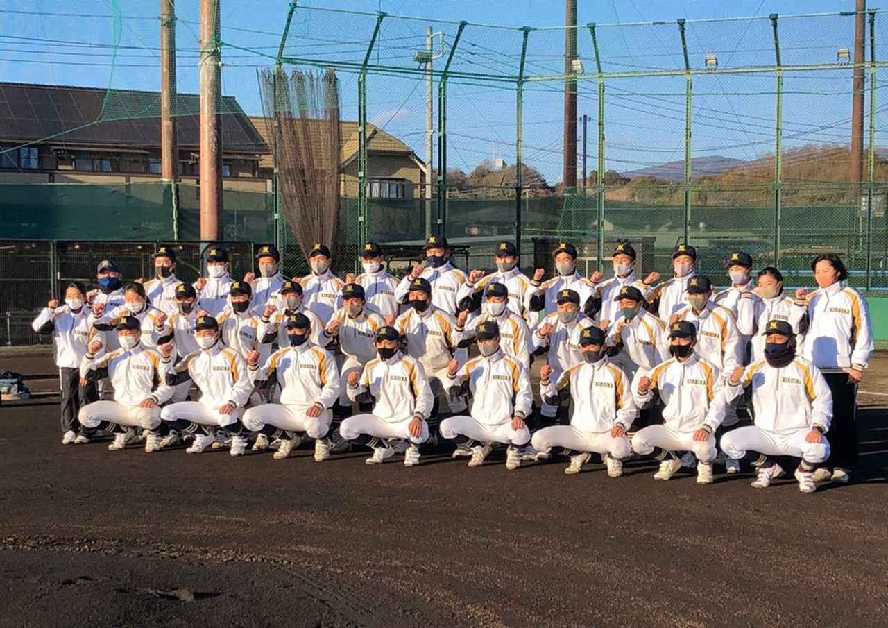 画像: マスクをしたままセンバツ初出場を喜ぶ三島南の選手、マネジャー