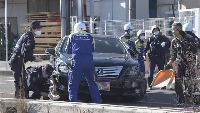 画像: 車両を調べる警察官