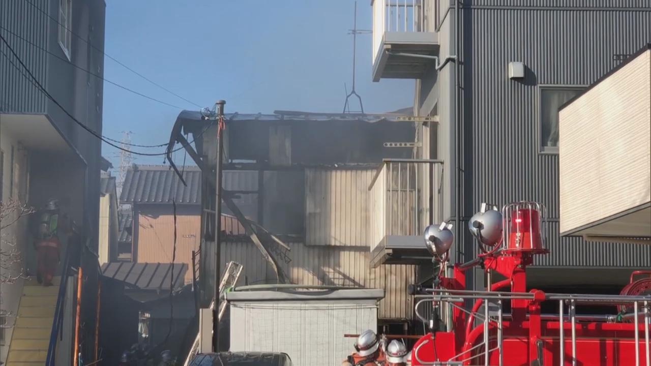 画像: 木造住宅ほぼ全焼、近隣4棟にも延焼 1人が死亡 静岡市清水区