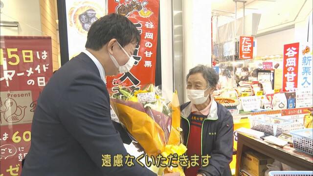 画像: 「同志」から花束も…