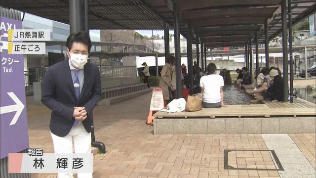 画像: 再開した足湯の前でリポートする林輝彦アナ