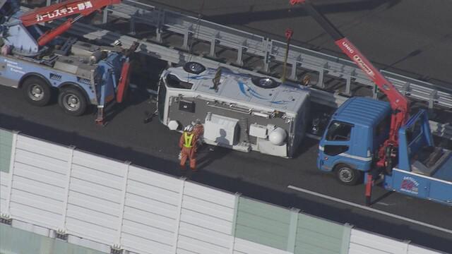 画像: 【続報】静岡放送の中継車横転 「強風にあおられ車がバランスを崩した」 静岡市の東名高速