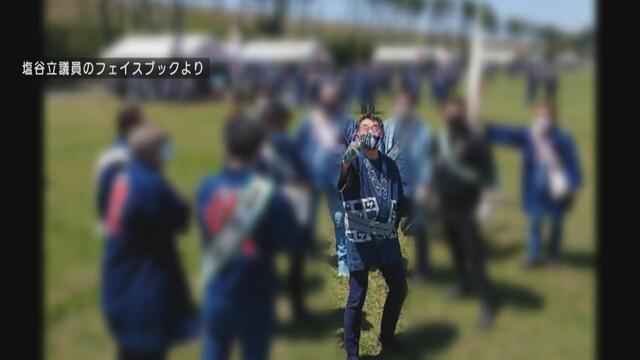 画像: たこ揚げに参加する塩谷議員（塩谷議員のフェイスブックより）
