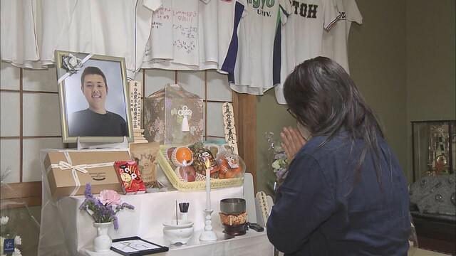 画像: 吉岡君の遺影に手を合わせる母、有希さん