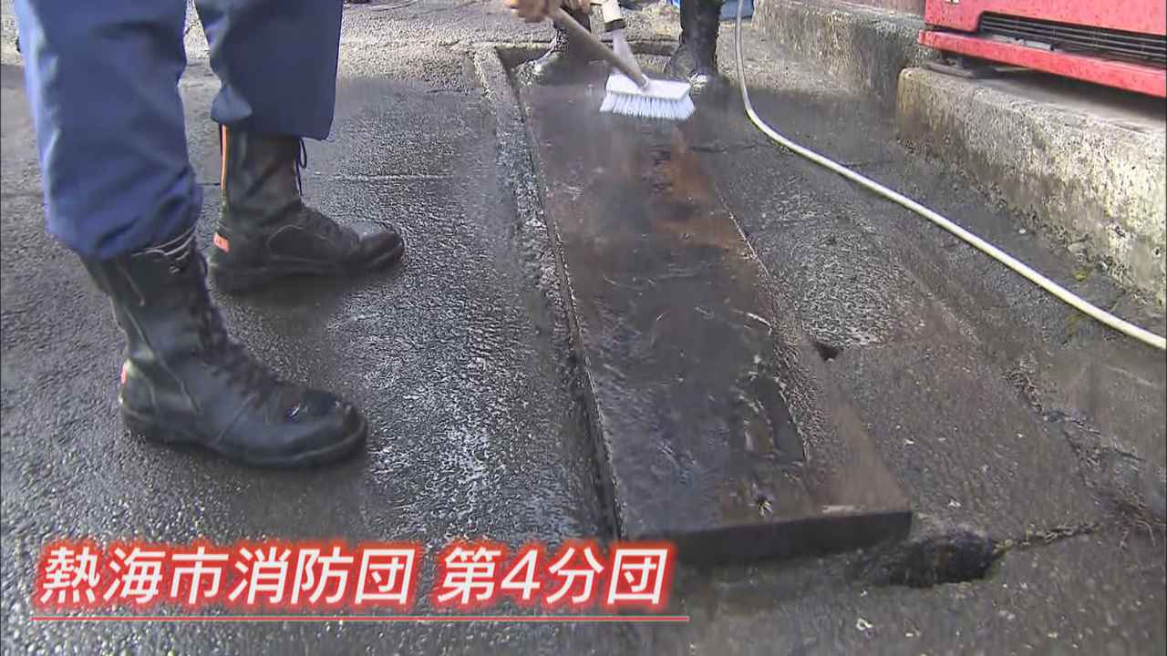 画像1: 土石流に直撃されて土砂に埋もれた消防団詰め所で見つかったのは…『石がめり込んだ』看板　　静岡・熱海市
