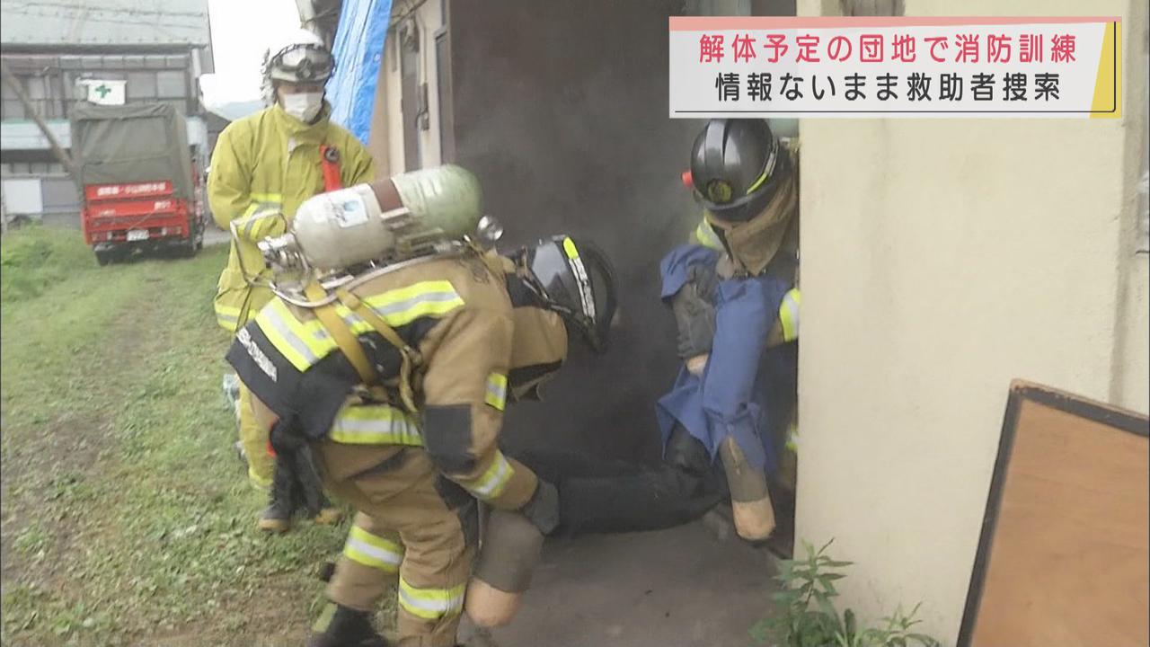 画像: 本番さながらの緊張感 解体予定の市営住宅で消防訓練 静岡・御殿場市