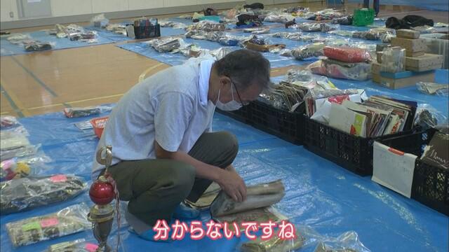 画像: 拾得物を確認する太田さん