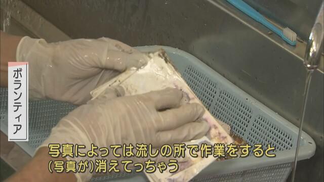画像: 1枚1枚丁寧に泥を落とす