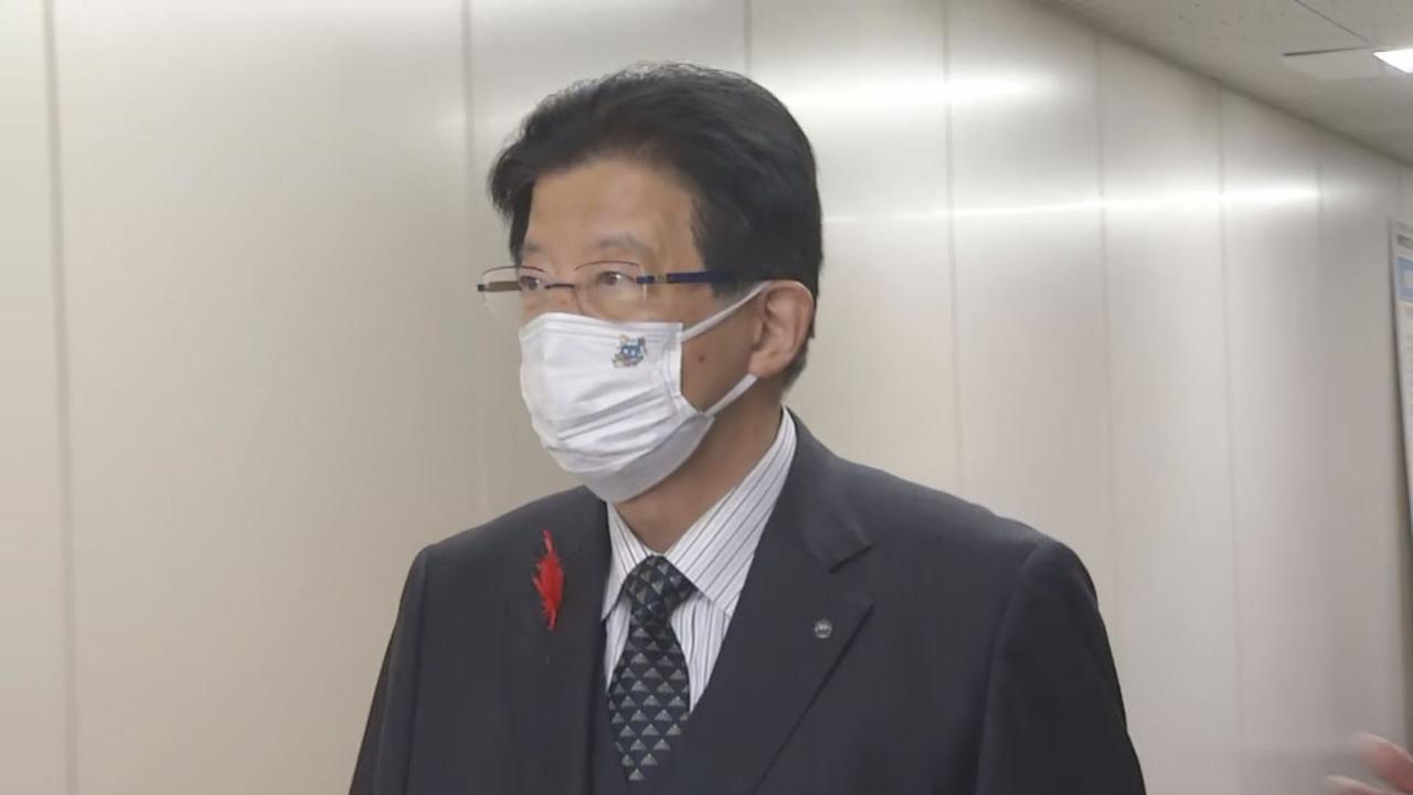 画像: 御殿場市役所を訪れた川勝知事（10日・午後7時すぎ）