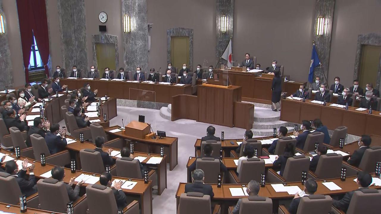 画像: 投票する議員