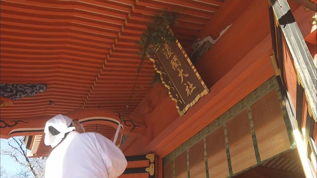 画像: 来年の初もうでも分散参拝で 富士山本宮浅間大社で新年に向けた準備…1年間のほこりを落とす 静岡・富士宮市