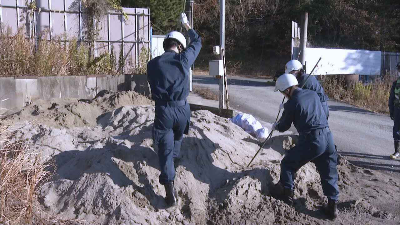 画像: 消防×警察で合同訓練 土砂の中から要救助者を助け出す 熱海土石流災害の教訓を受け 静岡・菊川市 youtu.be